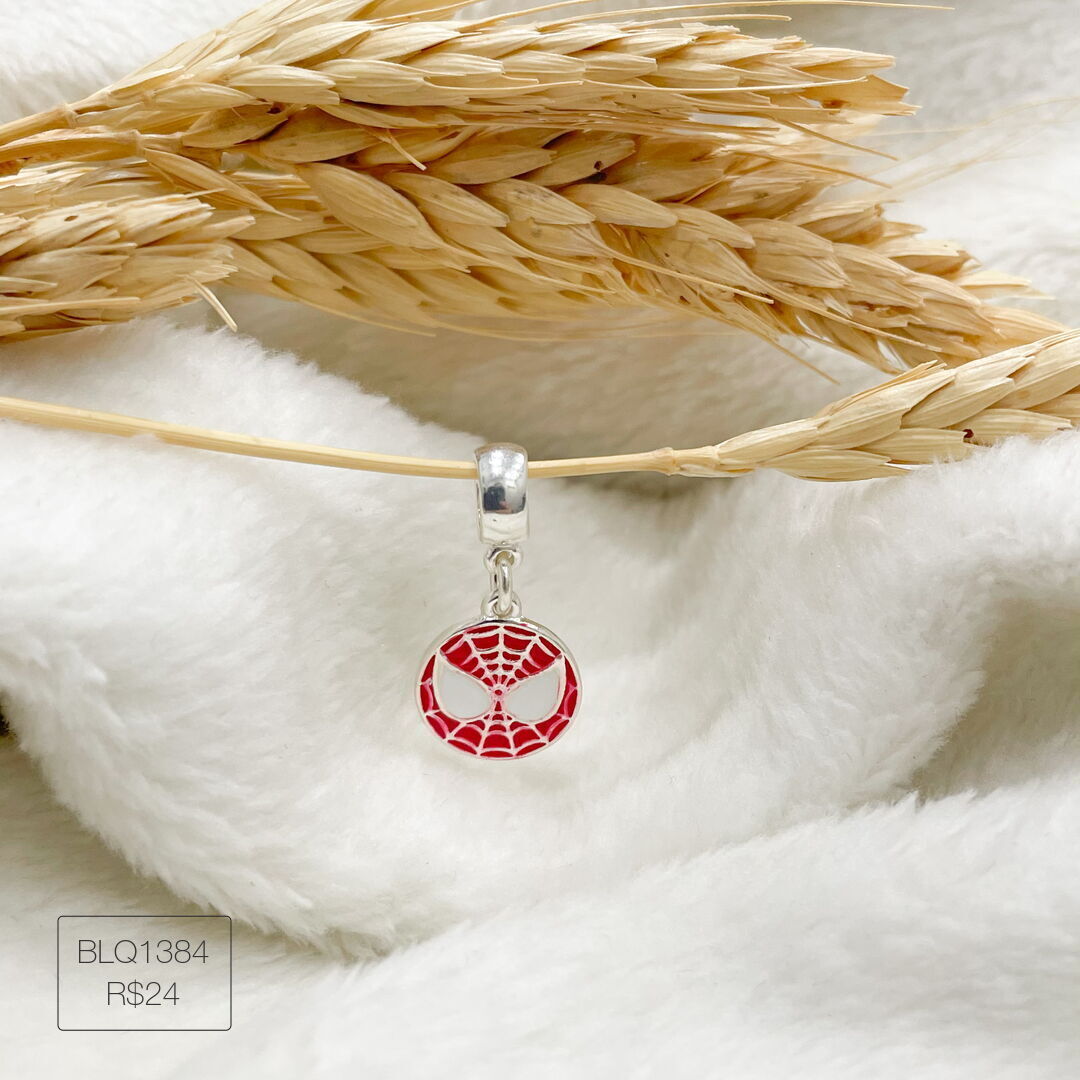 Berloque Homem Aranha Redondo Pendurado Esmaltado Prateado